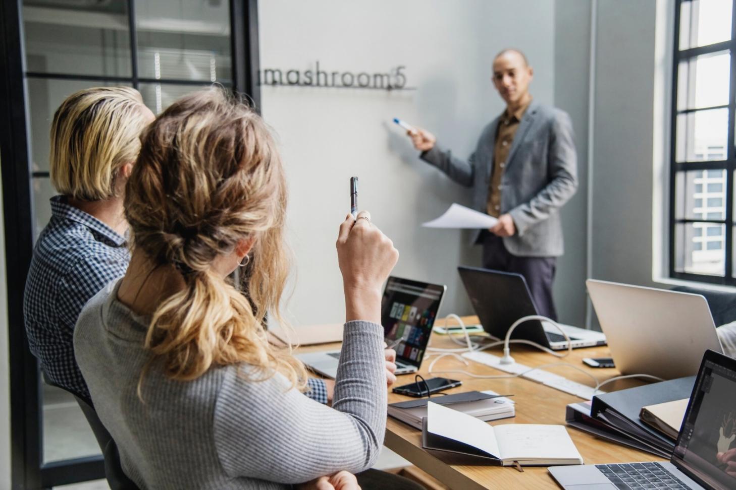 Teammitglieder bei der Zusammenarbeit an innovativen Finanzbildungsprogrammen