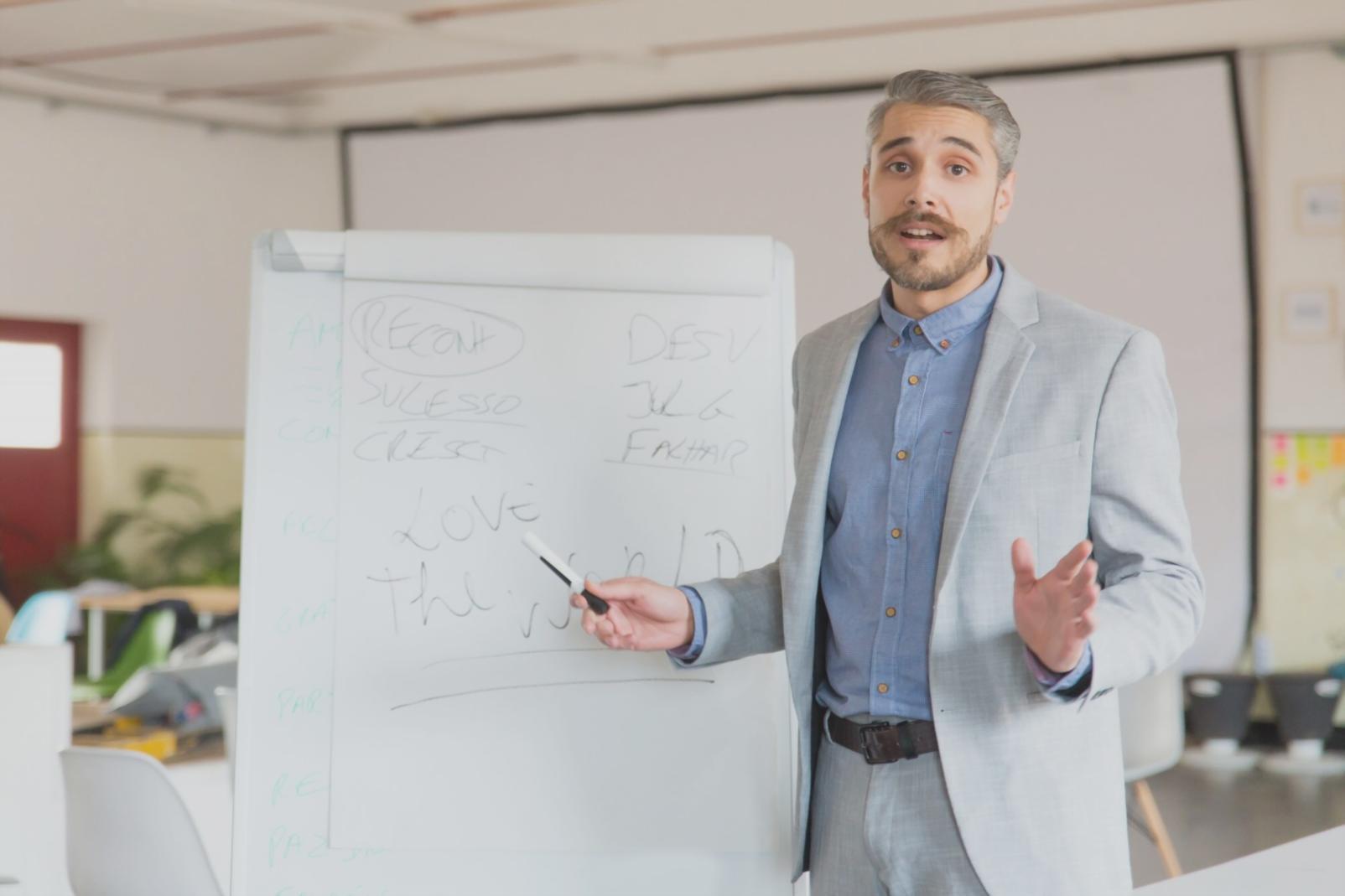 Aufsteigende Diagramme zeigen finanziellen Fortschritt und Wachstum